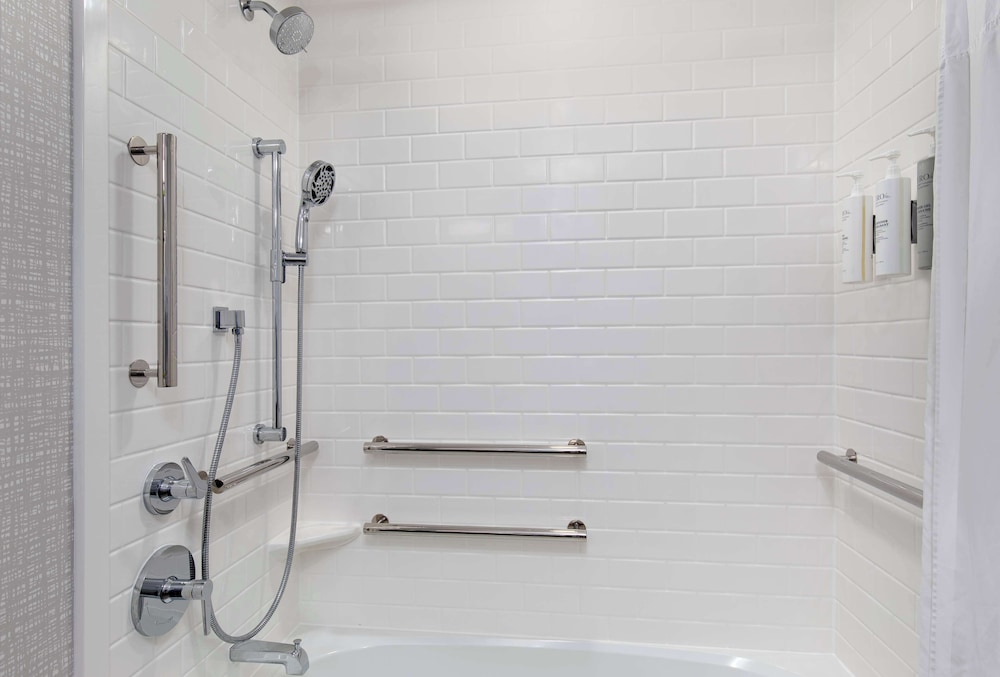 Room, 1 King Bed, Accessible, Non Smoking (Mobility & Hearing, Bathtub) - Photo 3