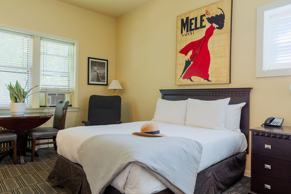 Classic Room, 1 King Bed photo 1