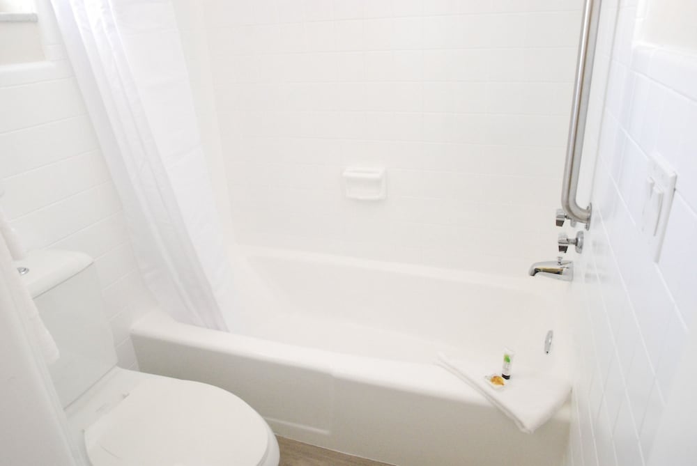 Standard Room, 1 King Bed photo 3