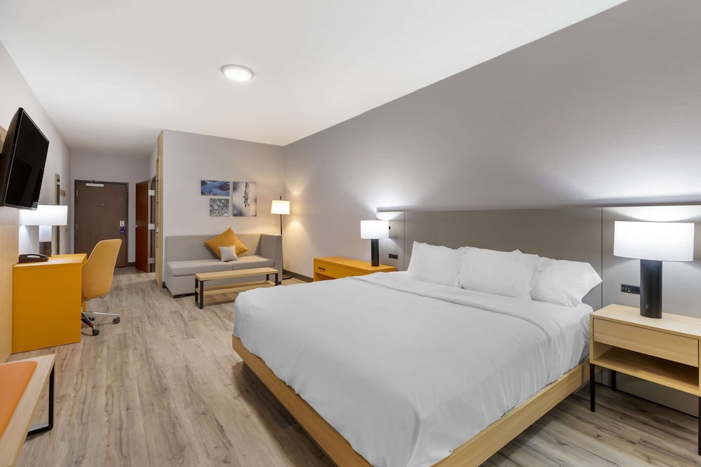 Suite, 1 King Bed, Accessible, Non Smoking photo 2