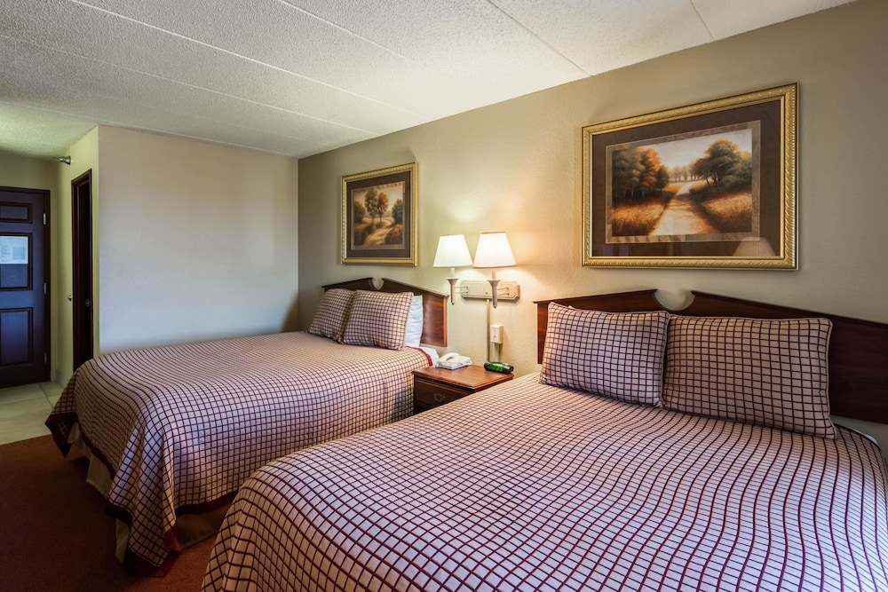 Standard Room, 2 Queen Beds, Non Smoking photo 3
