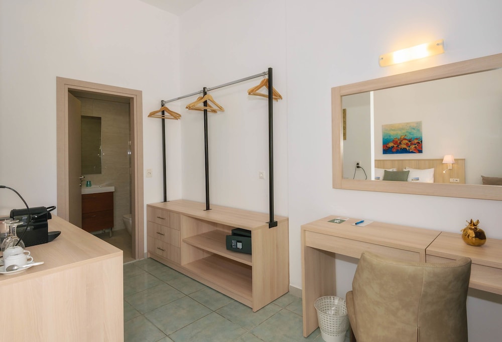Junior Suite, Partial Sea View photo 3