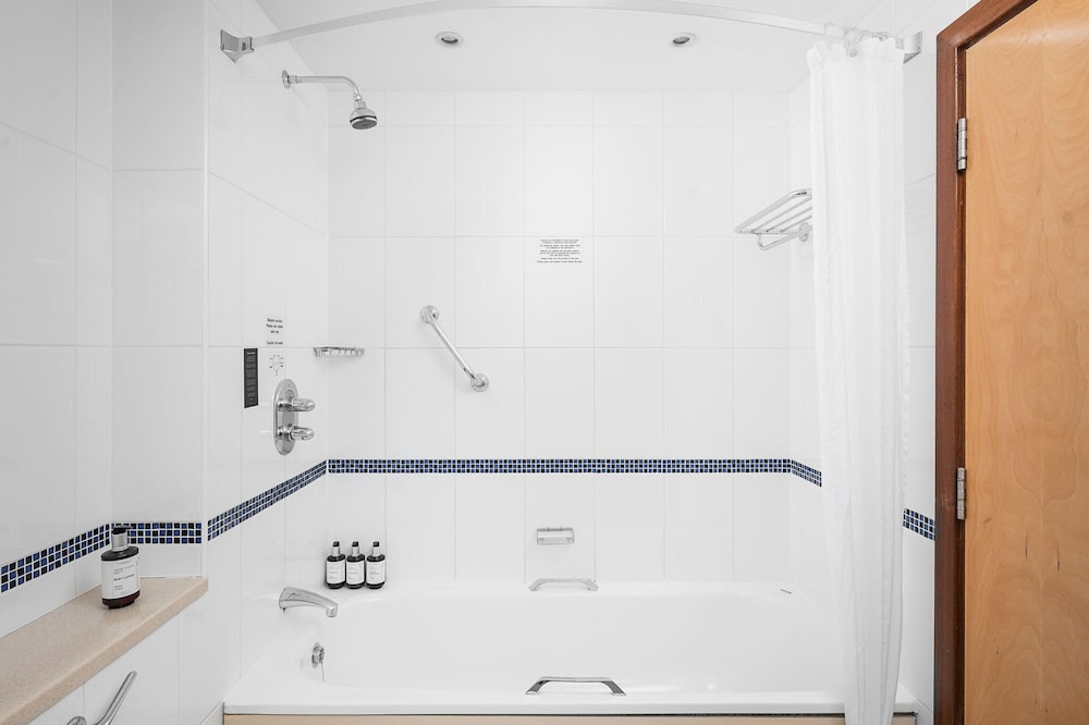 Standard Room, 1 Queen Bed - Photo 8