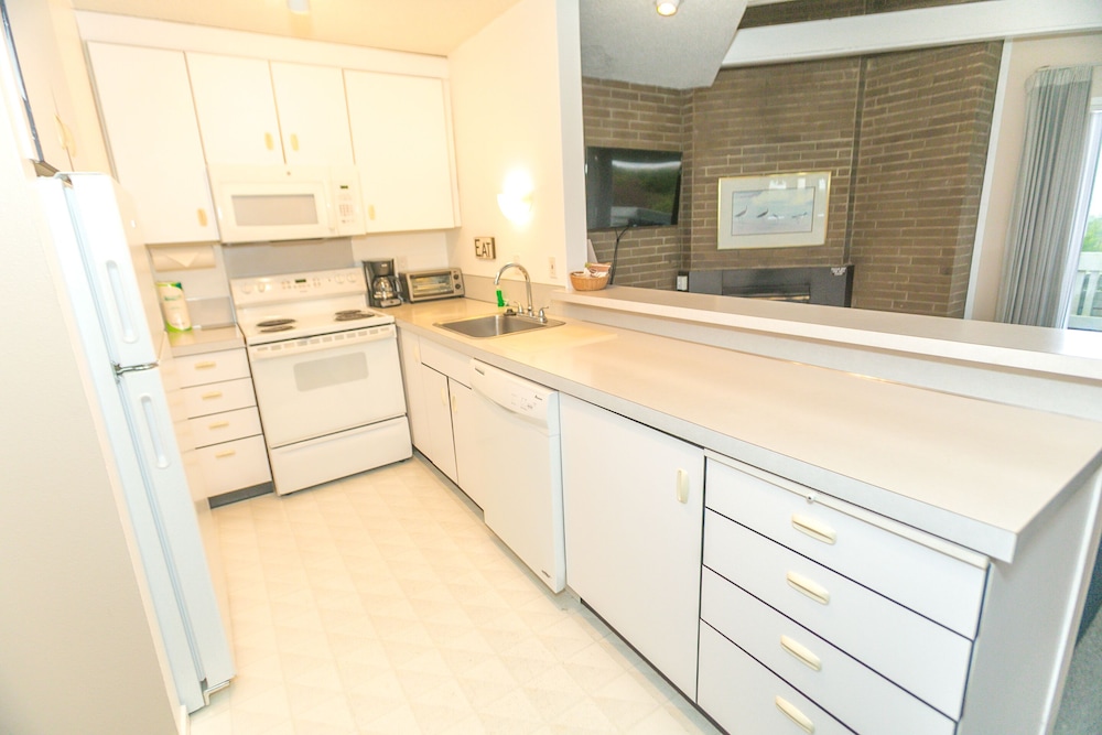 Premium Room, 1 King Bed with Sofa bed, Kitchen, Ocean View (Premium One Bedroom Deluxe Unit-Room) - Photo 2