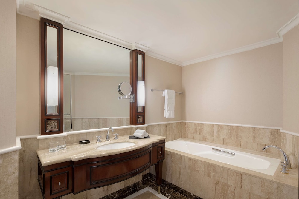 Premier Harbour Bridge King Room thumbnail 5