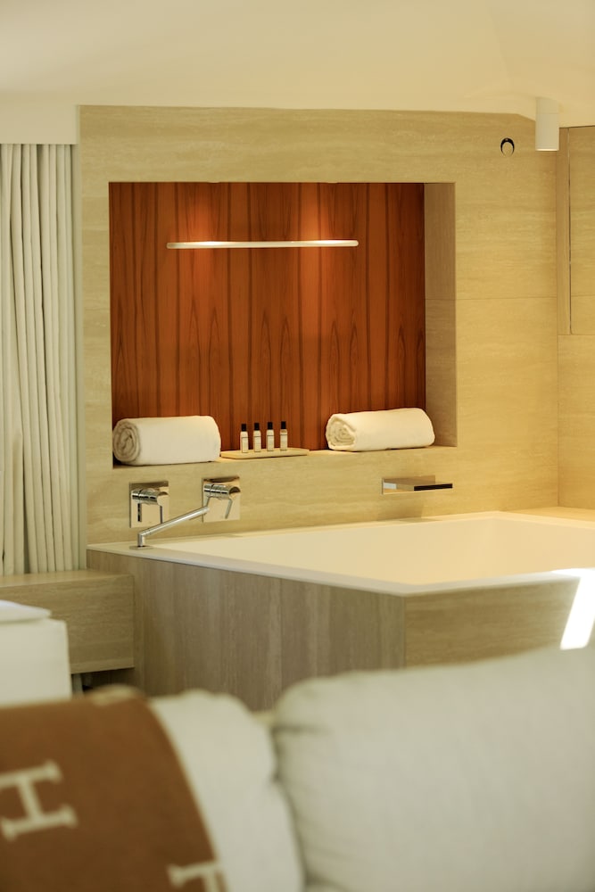 Prestige Suit, Port view - Photo 21