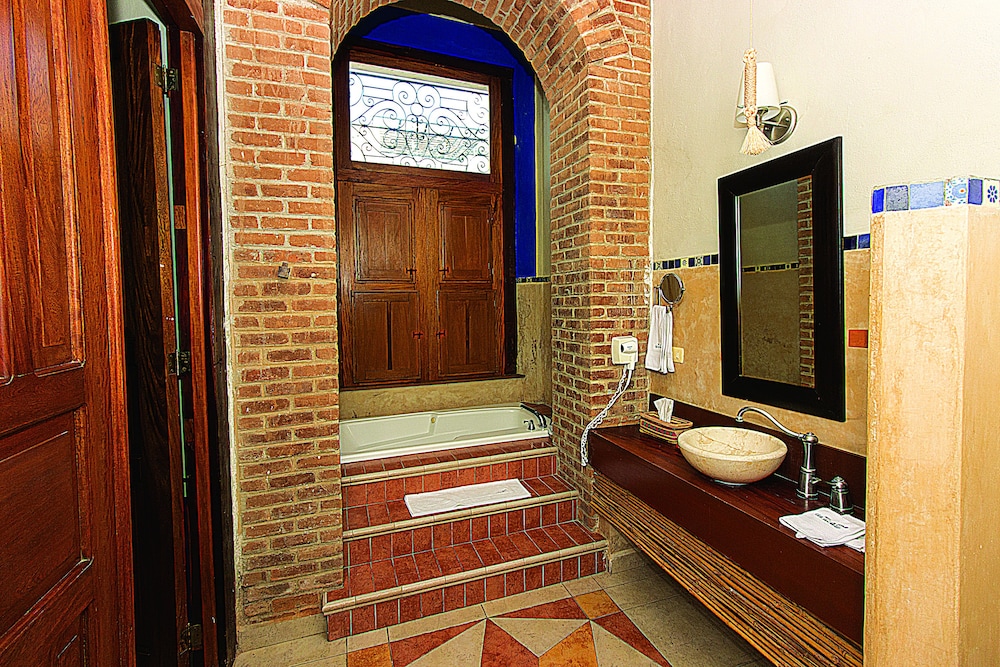 Deluxe Room, 1 Queen Bed, Jetted Tub - Photo 4