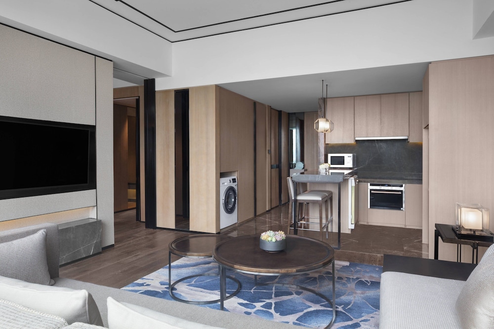 Club Apartment, 1 King Bed, City View