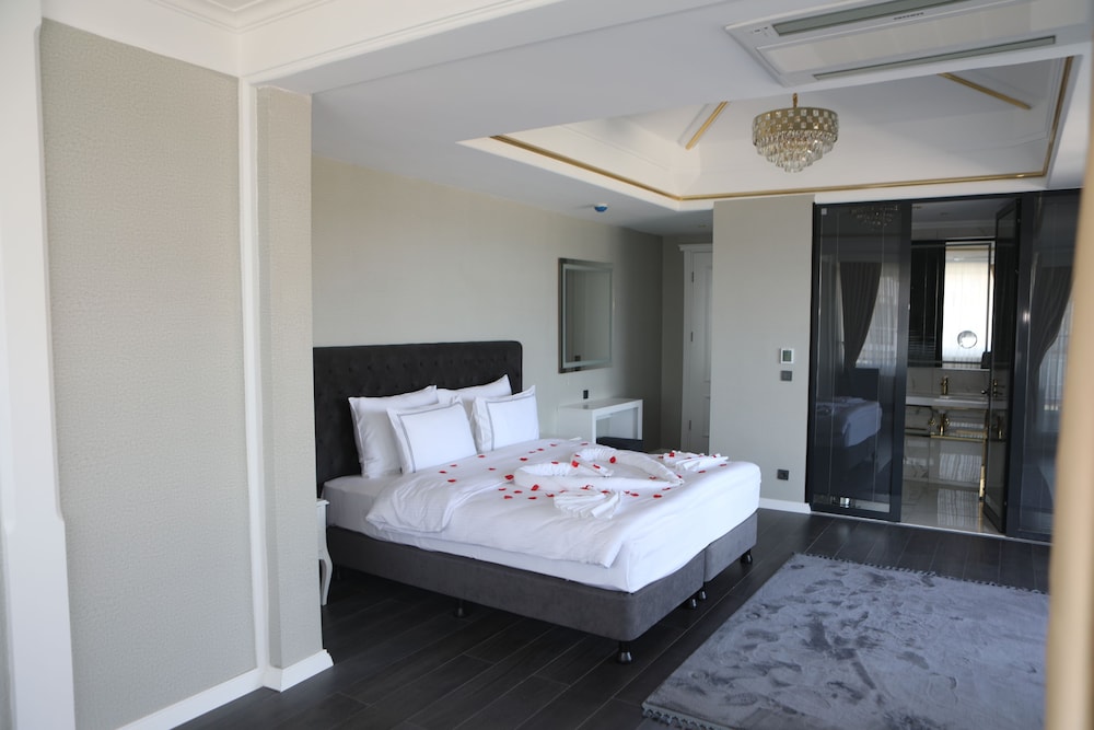 Penthouse Suite Room with Sea View and Private Jacuzzi photo 3