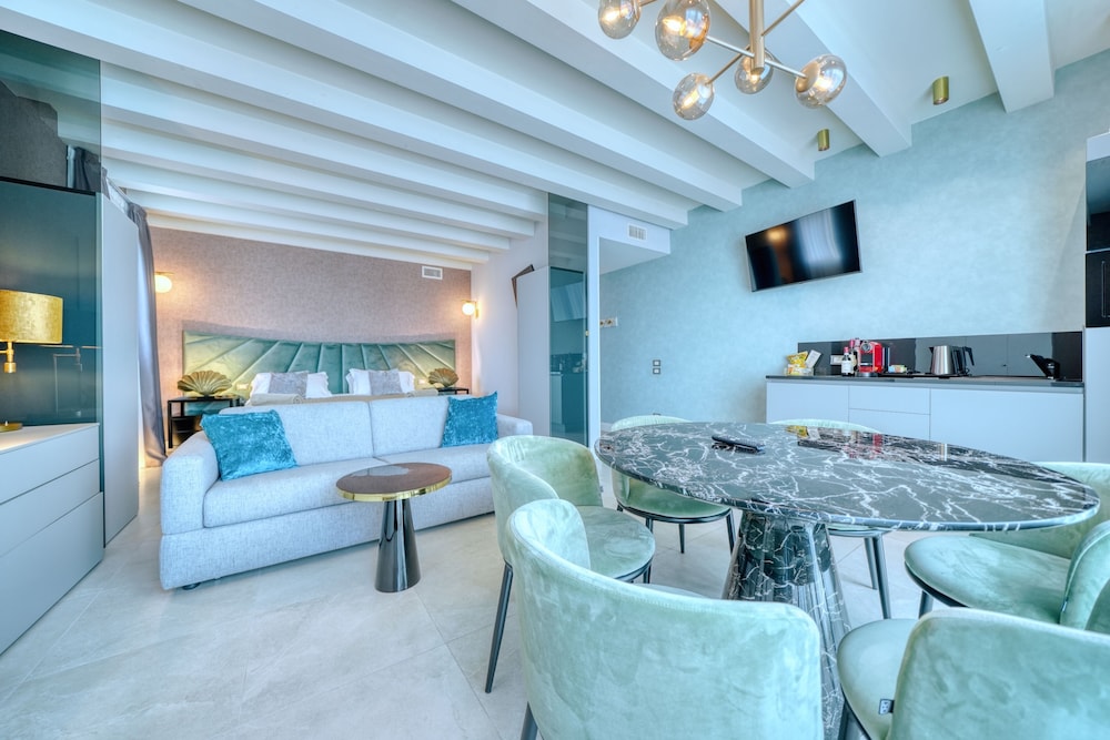 Royal Suite, 1 Bedroom, Hot Tub, Lake View - Photo 8