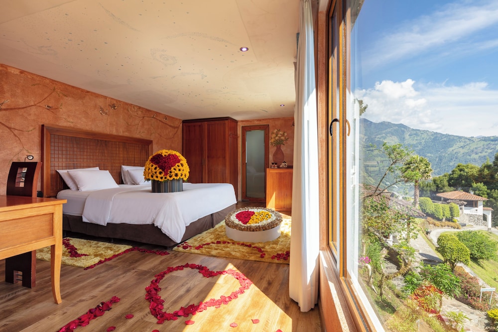Exclusive Studio Suite, Hot Tub, Mountain View