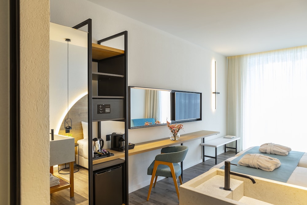 Deluxe Suite, Sea View (Front) - Photo 5