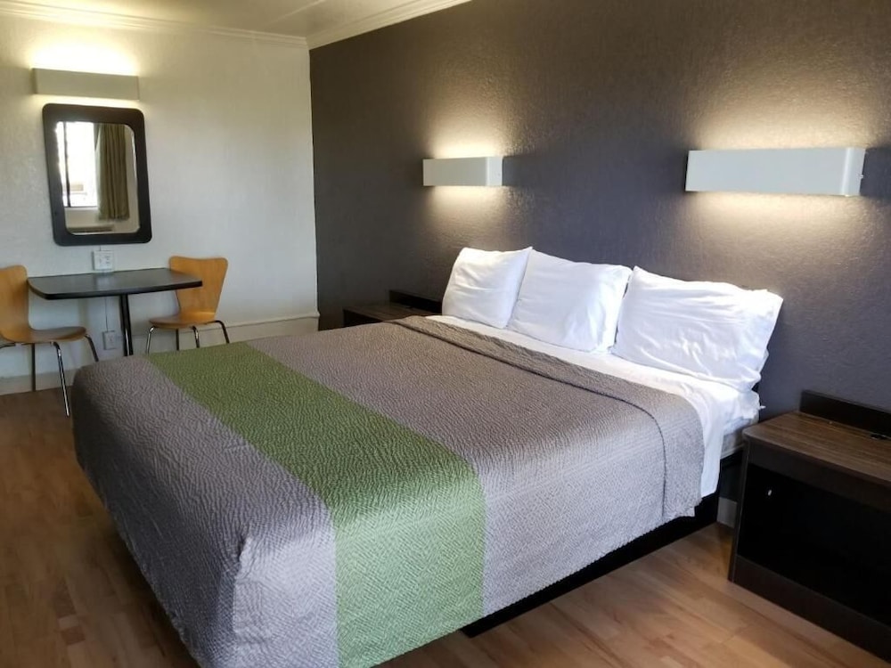 Standard Room, 1 King Bed - Photo 3