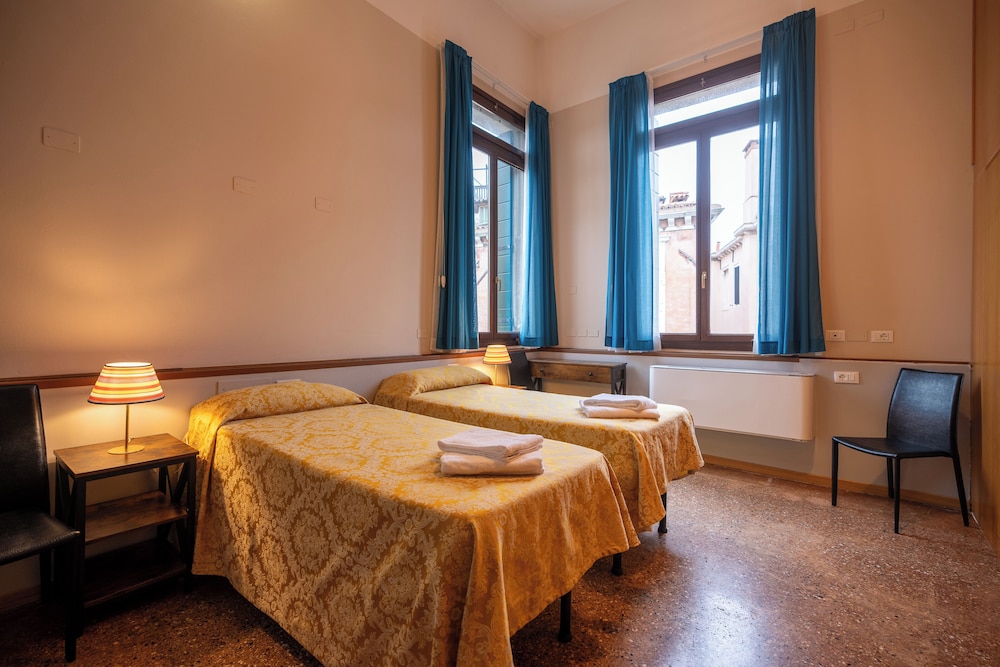 Basic Twin Room, City View photo 1