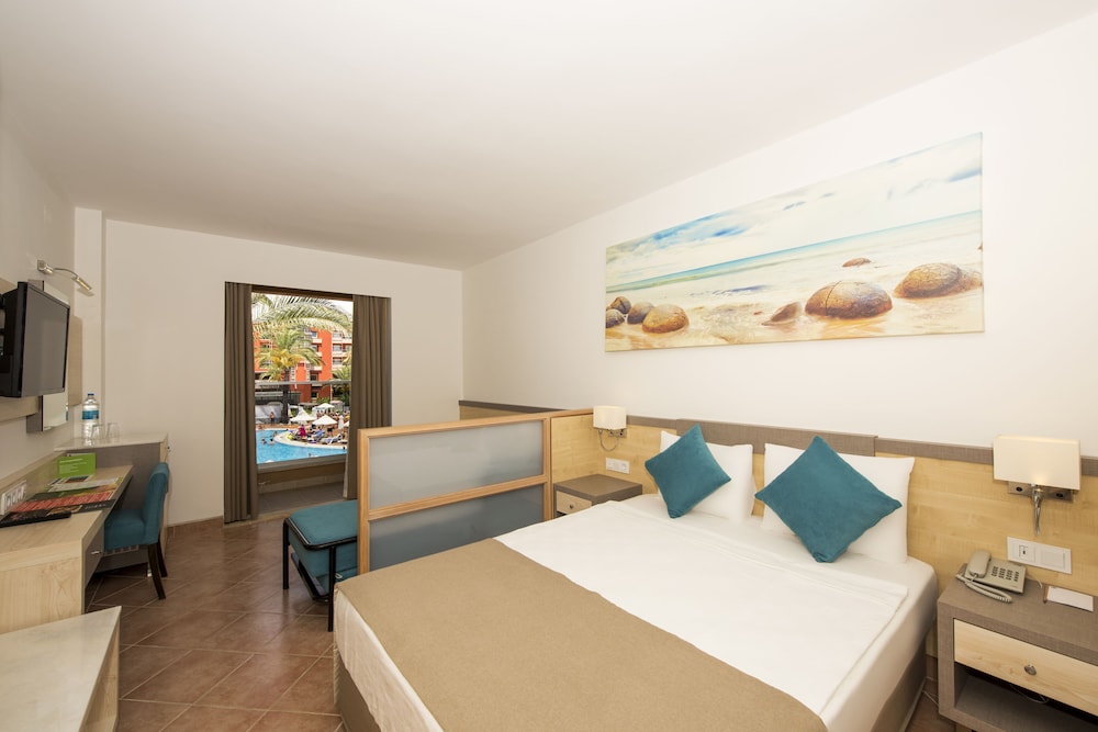 Classic Room (Sofabeds and Partial Sea View) photo 1