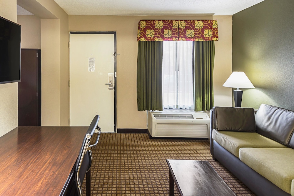 Suite, Multiple Beds, Non Smoking (Large) photo 3