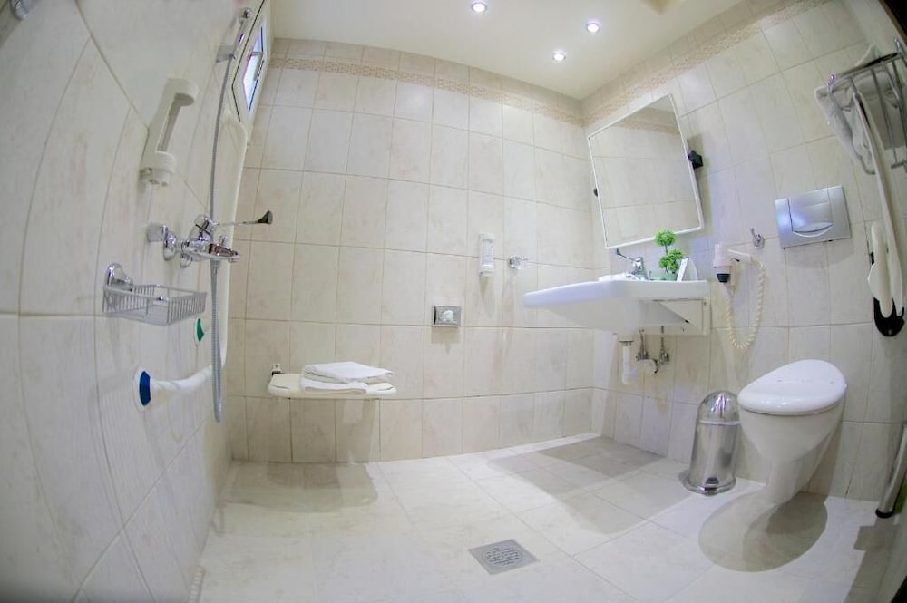 Twin Room Disability Access - Photo 4