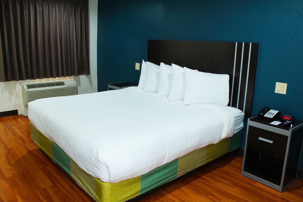 Standard Room, 1 King Bed, Non Smoking - Photo 6