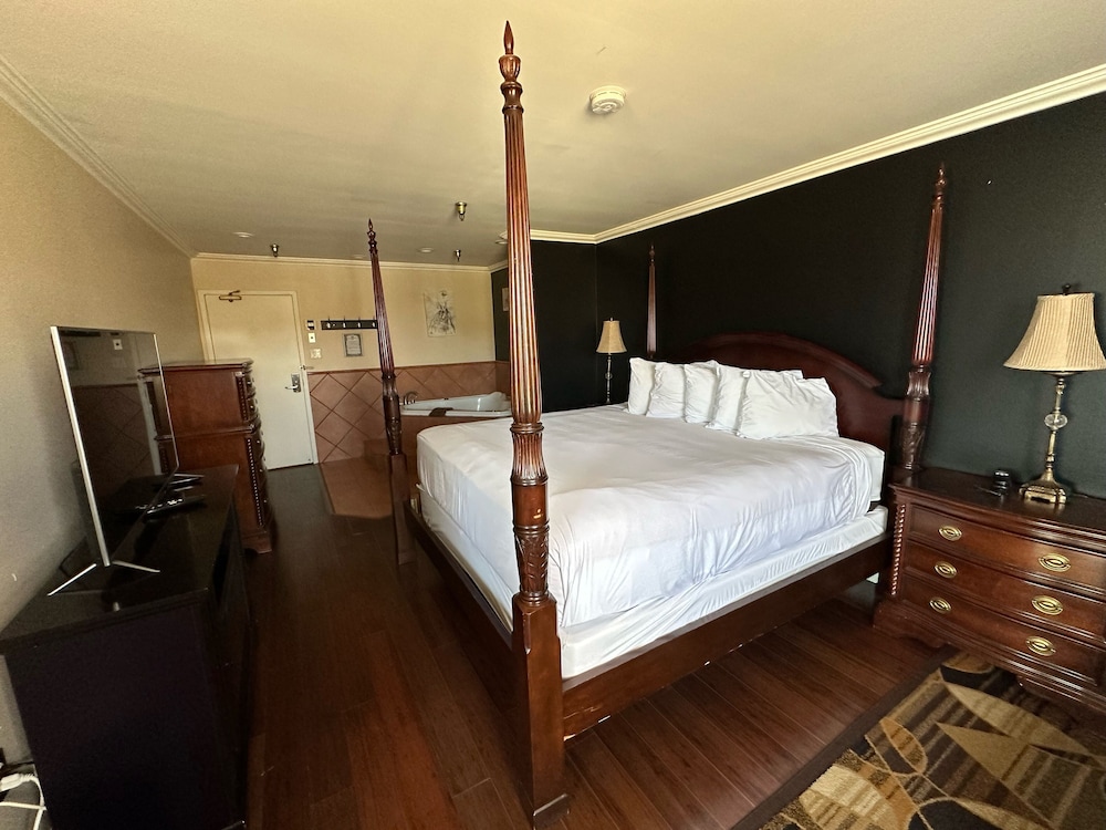 Suite, 1 King Bed, Non Smoking photo 2