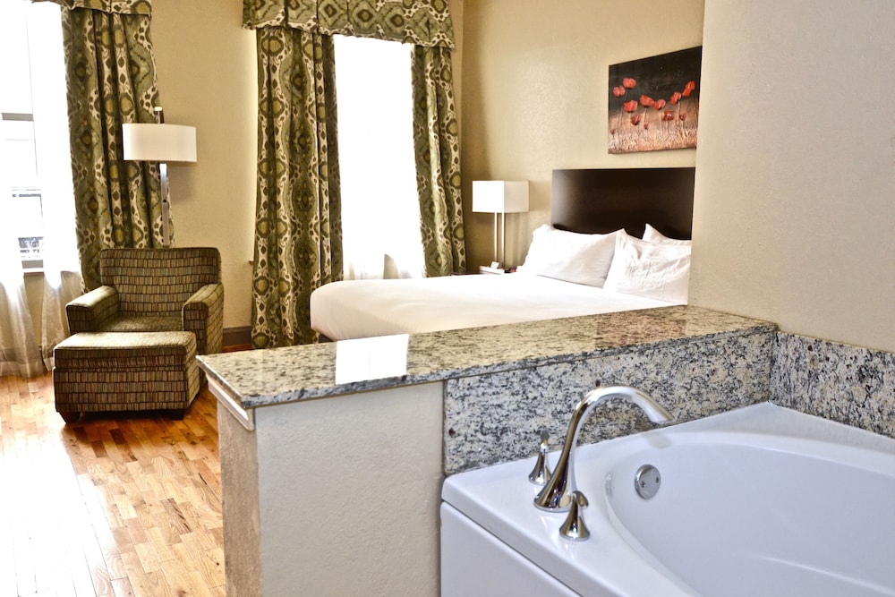 Standard Room, 1 King Bed, Jetted Tub, City View photo 2