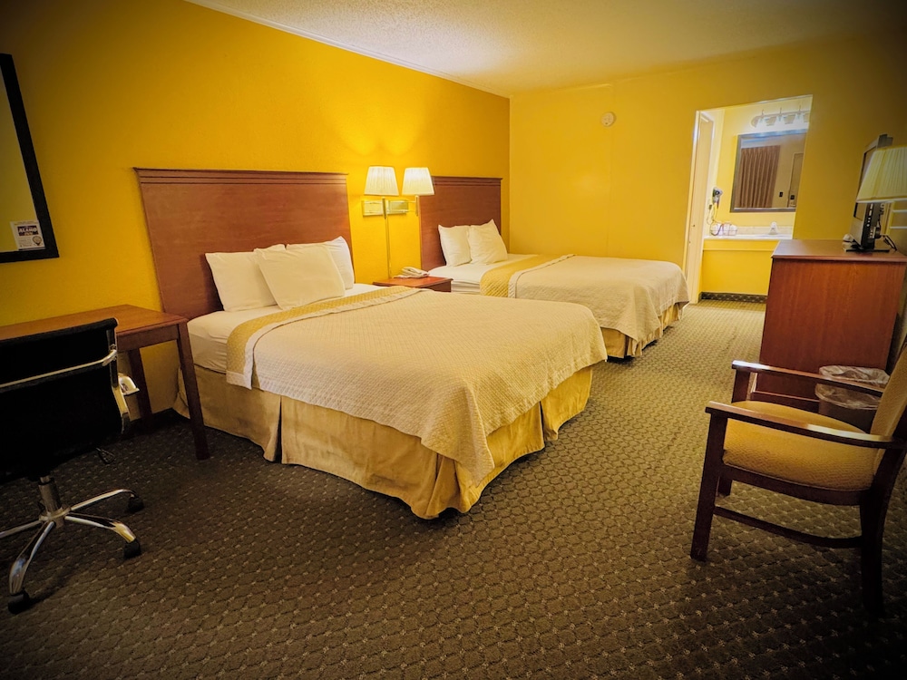 Standard Double Room, 2 Queen Beds, Non Smoking, Refrigerator & Microwave - Photo 1