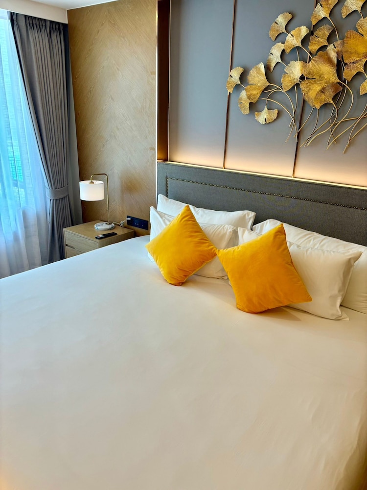 Premier Suite - Photo 5