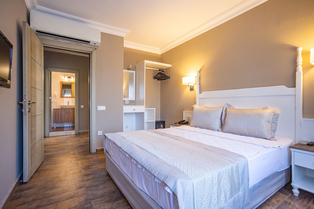 Junior Suite, Pool View photo 1