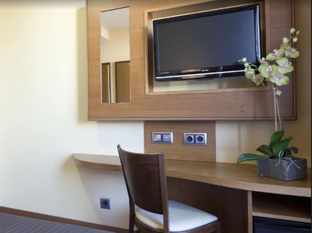 Quadruple Room, City View - Photo 2