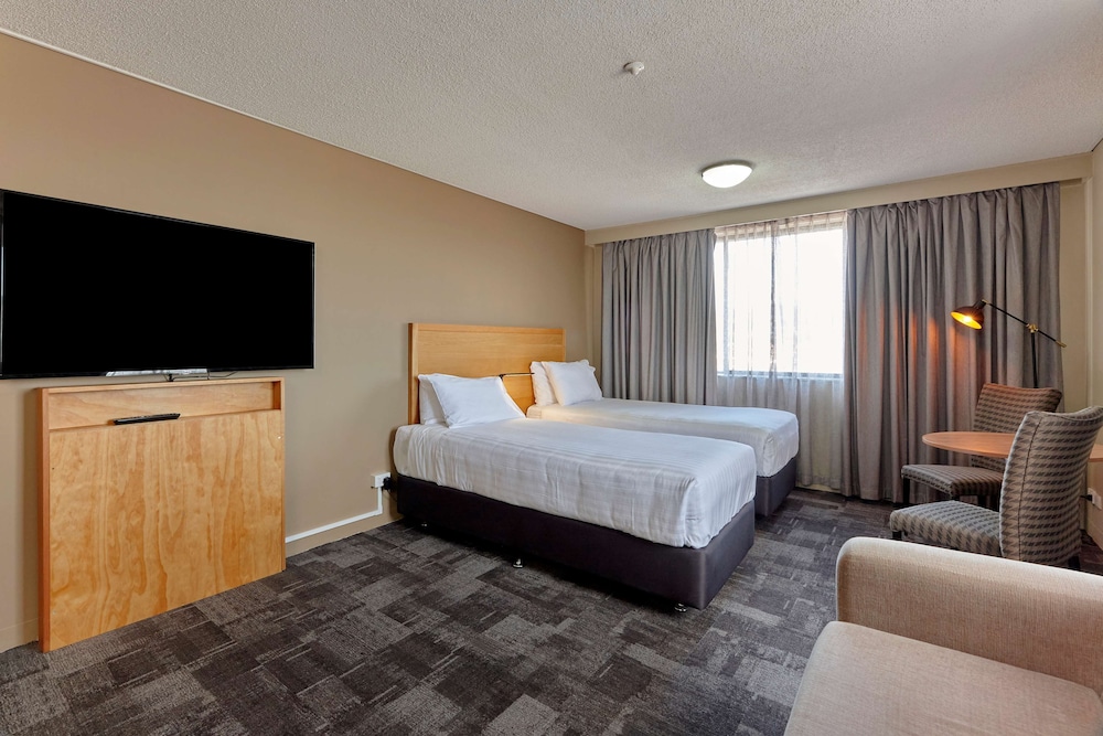 Suite, Multiple Beds, Non Smoking, Corner - Photo 4