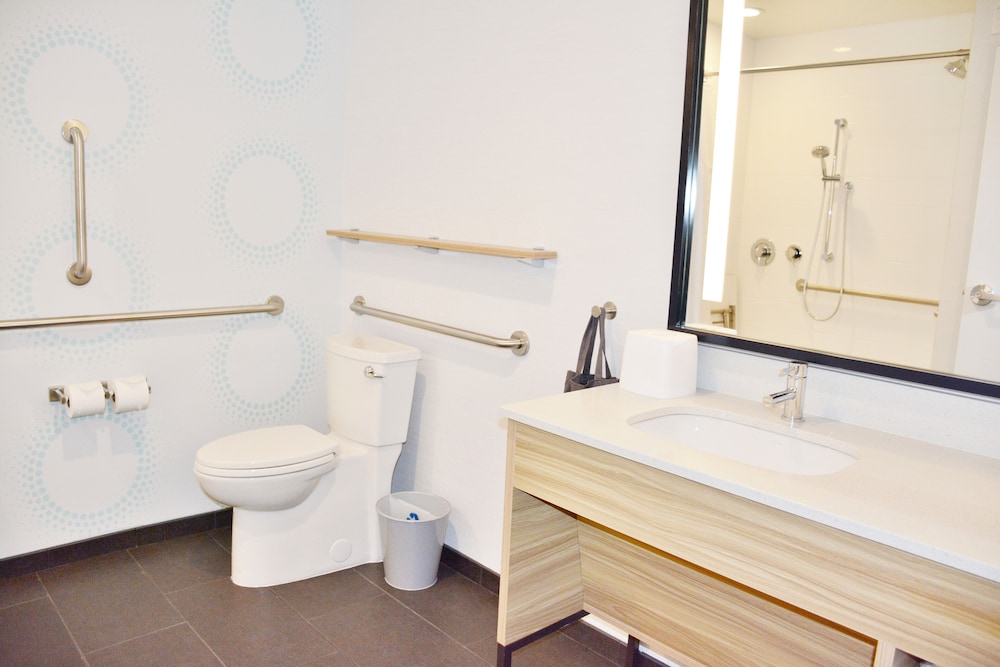 Room, 1 King Bed, Accessible (Hearing) - Photo 6