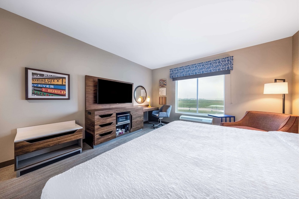Room, 1 King Bed, Refrigerator - Photo 2