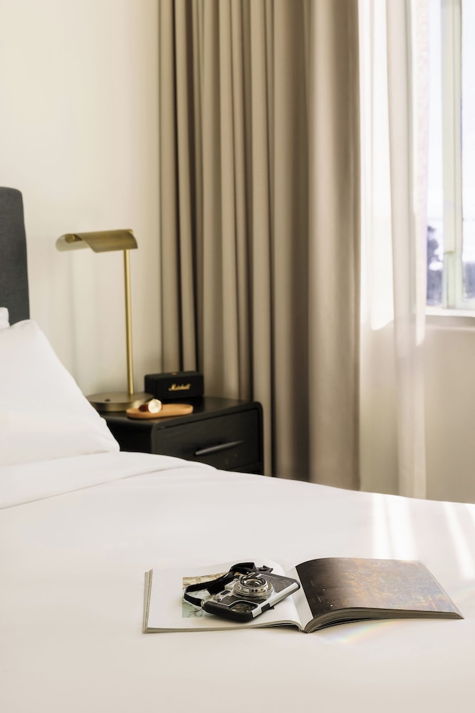 Deluxe Single Room, 1 King Bed, Roll-in Shower photo 3