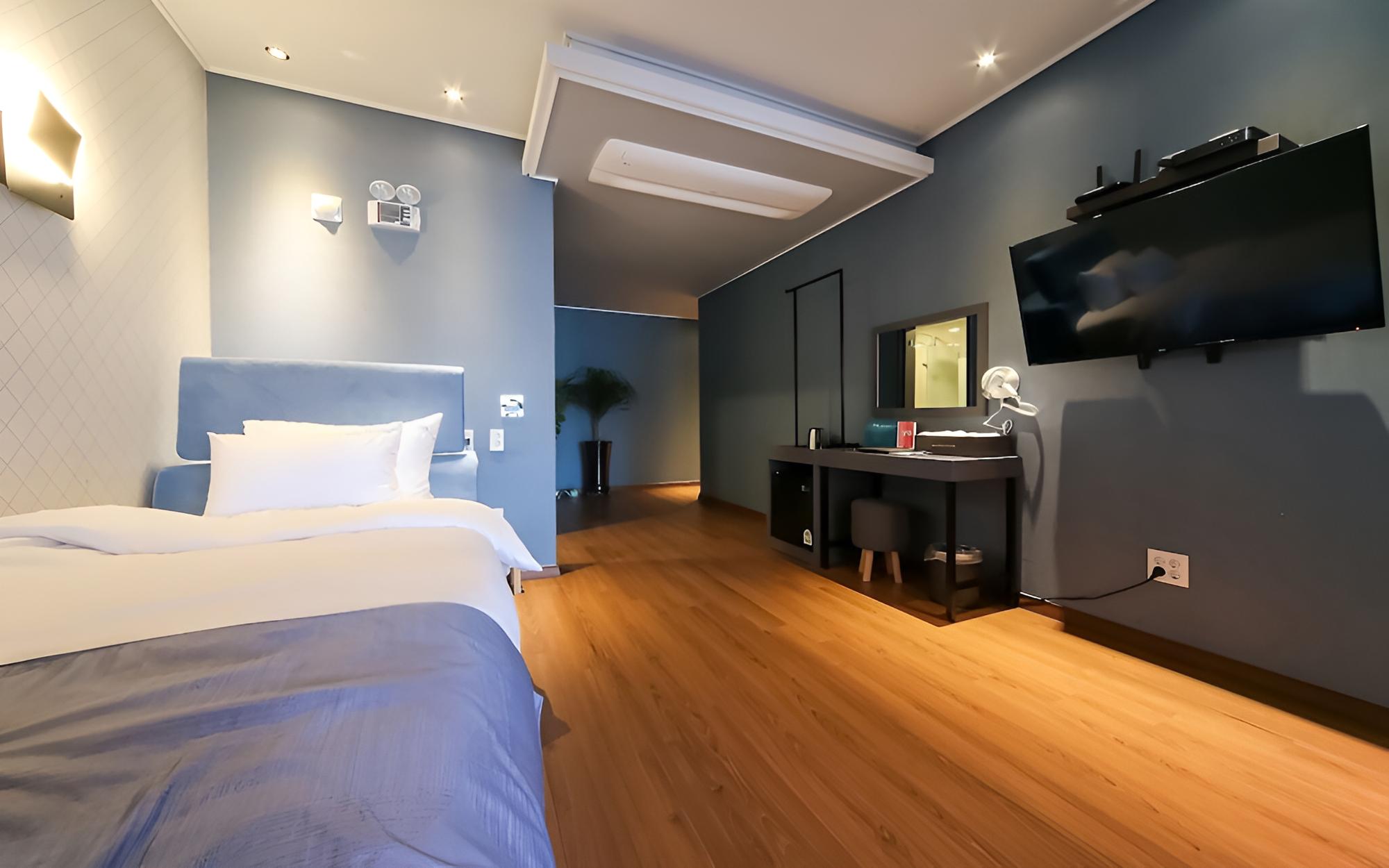 Room (Ocean View Twin Premium B) - Photo 5