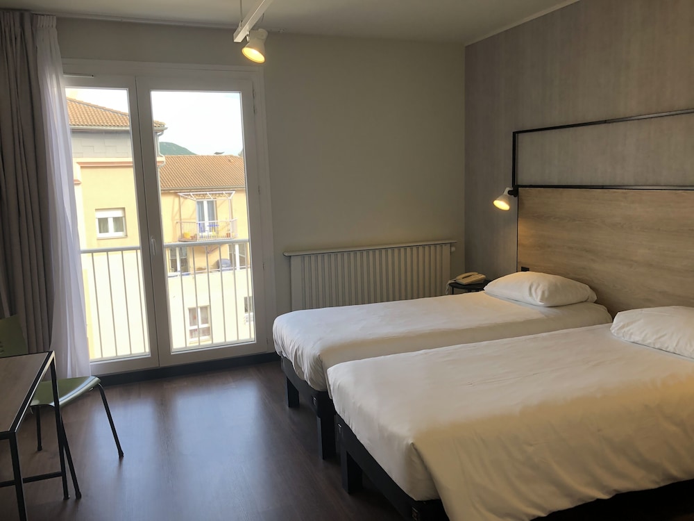 Deluxe Room, Multiple Beds (renovated) - Photo 18