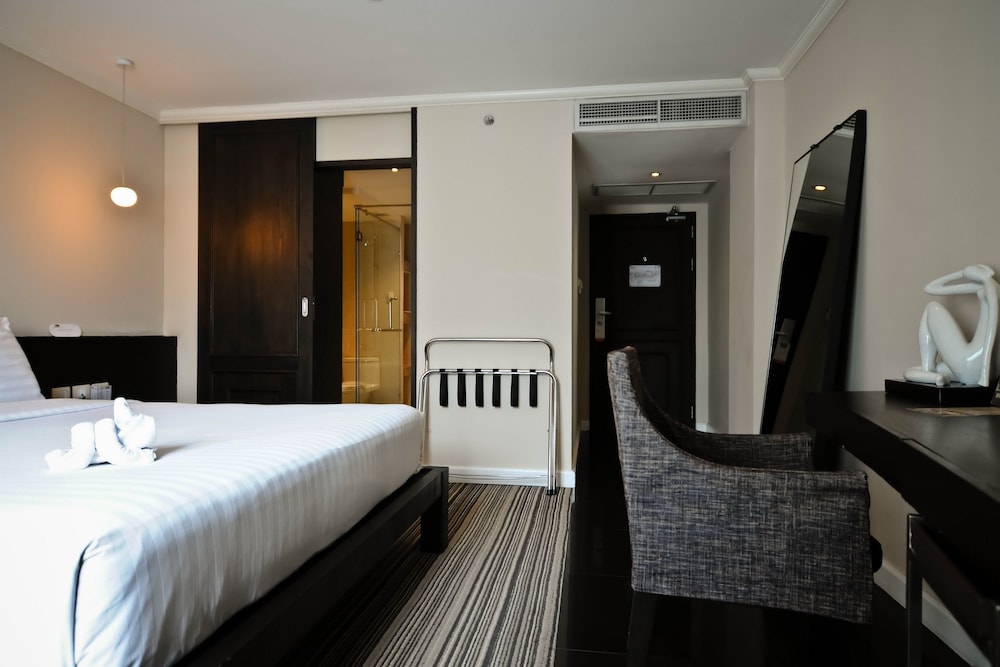 Deluxe Room, 1 King Bed photo 3