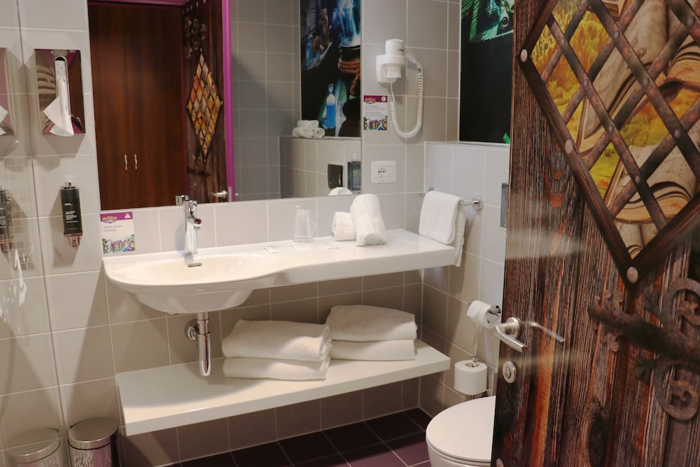 Room (Wizard House Room) - Photo 3