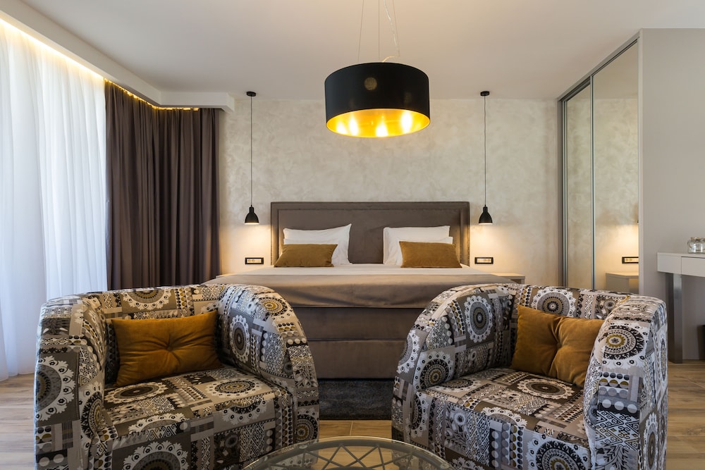 Deluxe Double Room, 1 King Bed, Pool View photo 1