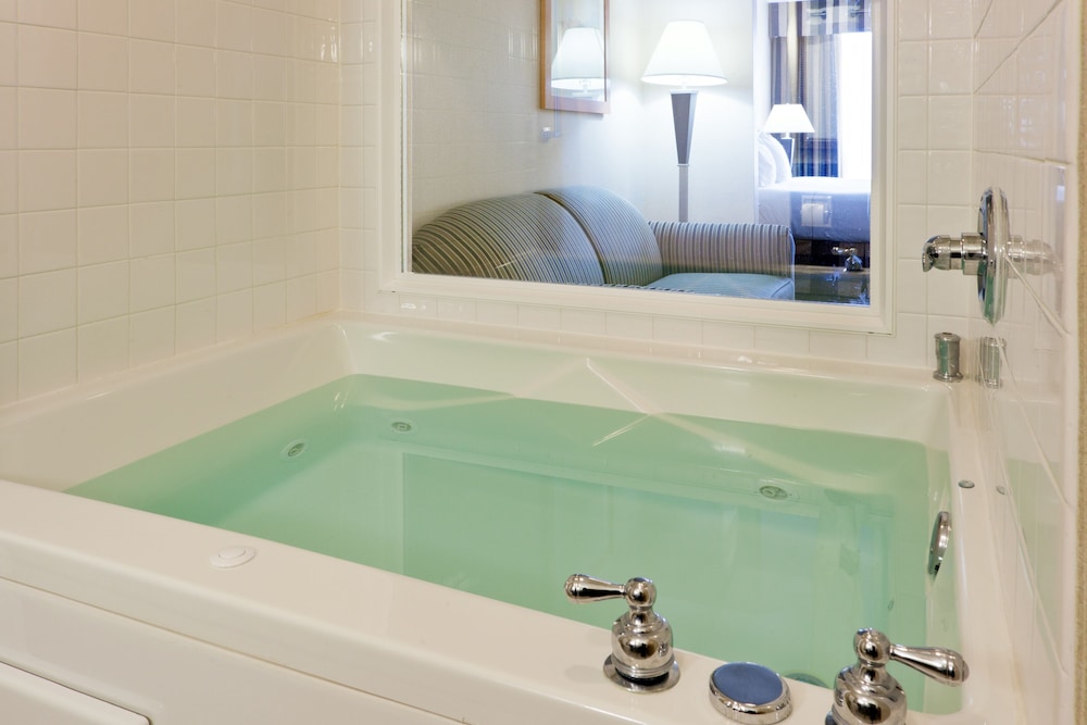 Suite, 1 King Bed, Jetted Tub - Photo 3