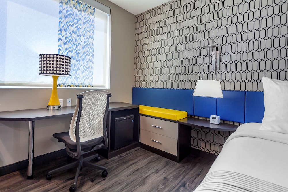 Standard Room, 1 King Bed, Non Smoking, Refrigerator - Photo 1
