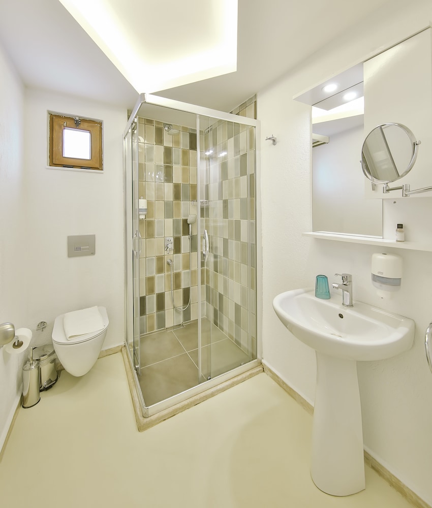 Economy Double Room (No Balcony, No View, Facing Wall) photo 2