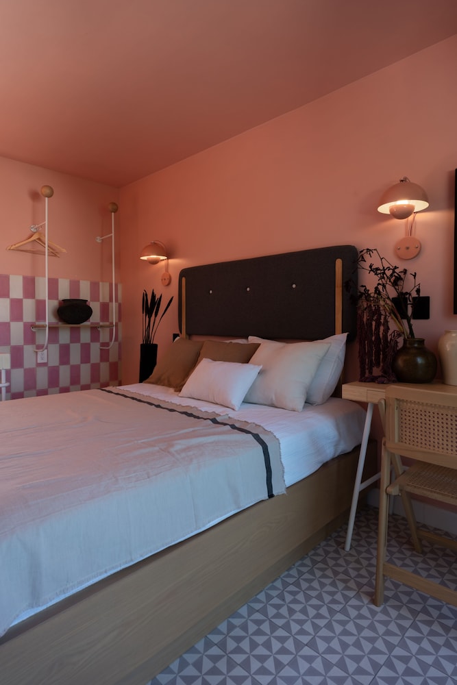 Comfort Room, 1 Queen Bed, Private Bathroom, City View