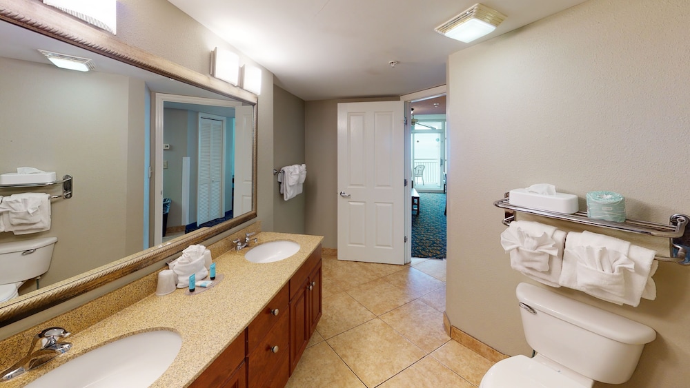 Suite, 2 Queen Beds, Oceanfront (Angle) - Photo 8