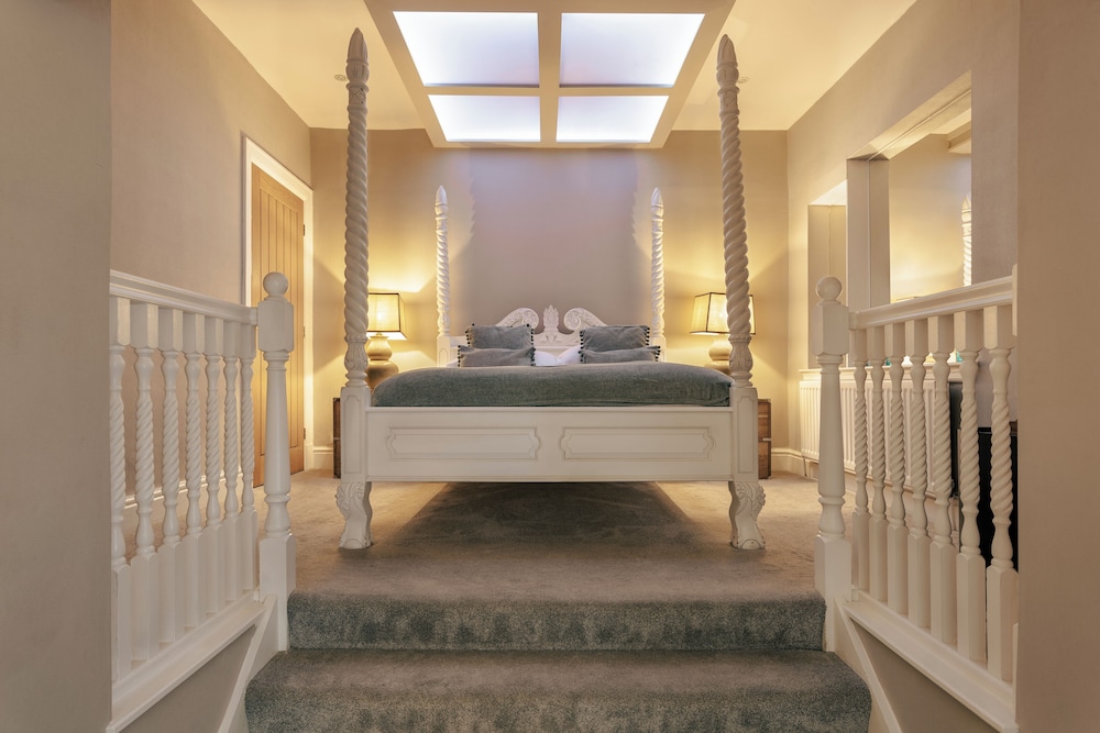 Suite (The Parisian)