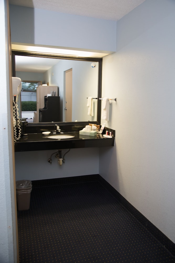 Business Room, 1 King Bed, Non Smoking, Microwave - Photo 2