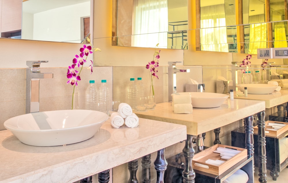 Premium Balcony King Bed, INR 2000 Meal Credit per stay photo 3