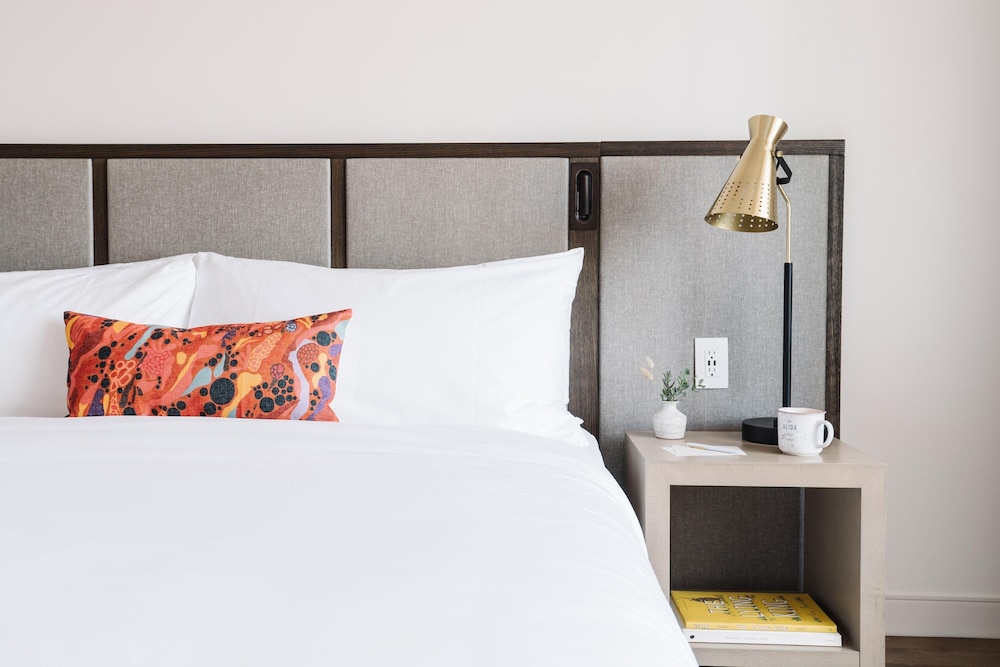 Room, 1 King Bed, River View (Urban)