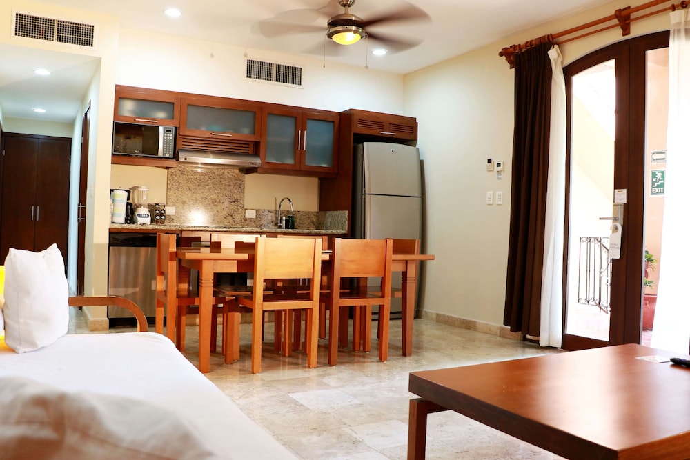 Suite, 3 Bedrooms - Photo 7