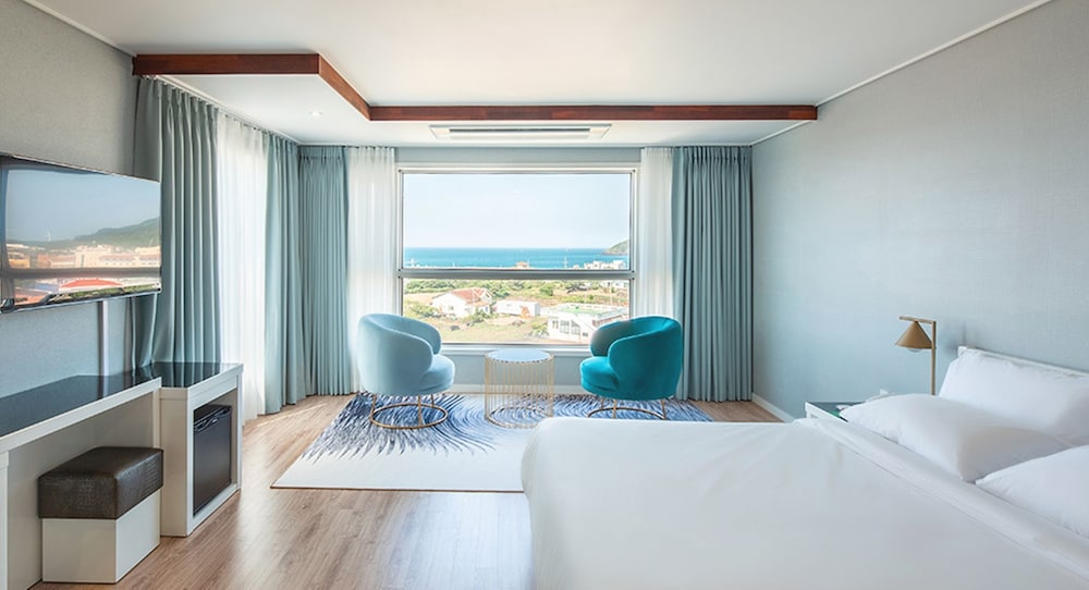 Junior Twin Room, 2 Double Beds, Sea View photo 3