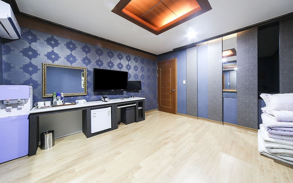 Room (Korean Ondol) photo 3