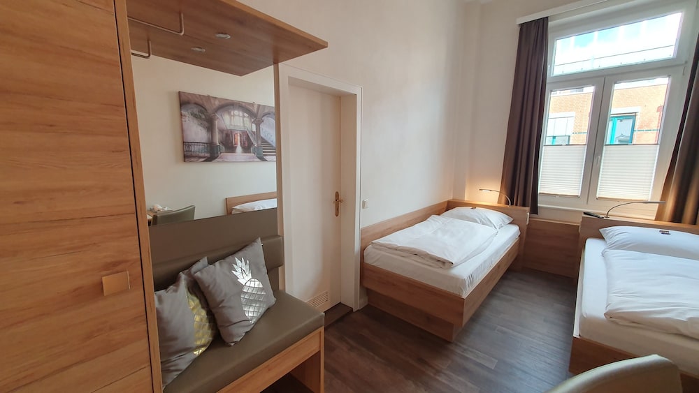 Economy Twin Room photo 3